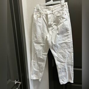 H&M white jean
￼